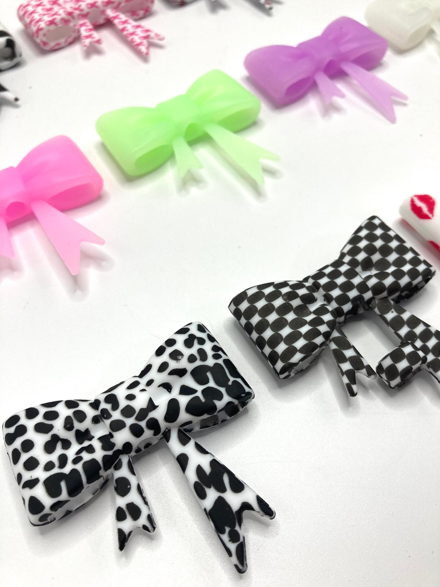Silicone beads bow Various styles of silicone focal bow ties Pen Toppers Cow pattern Lips Leopard print glow in nark Random Mix