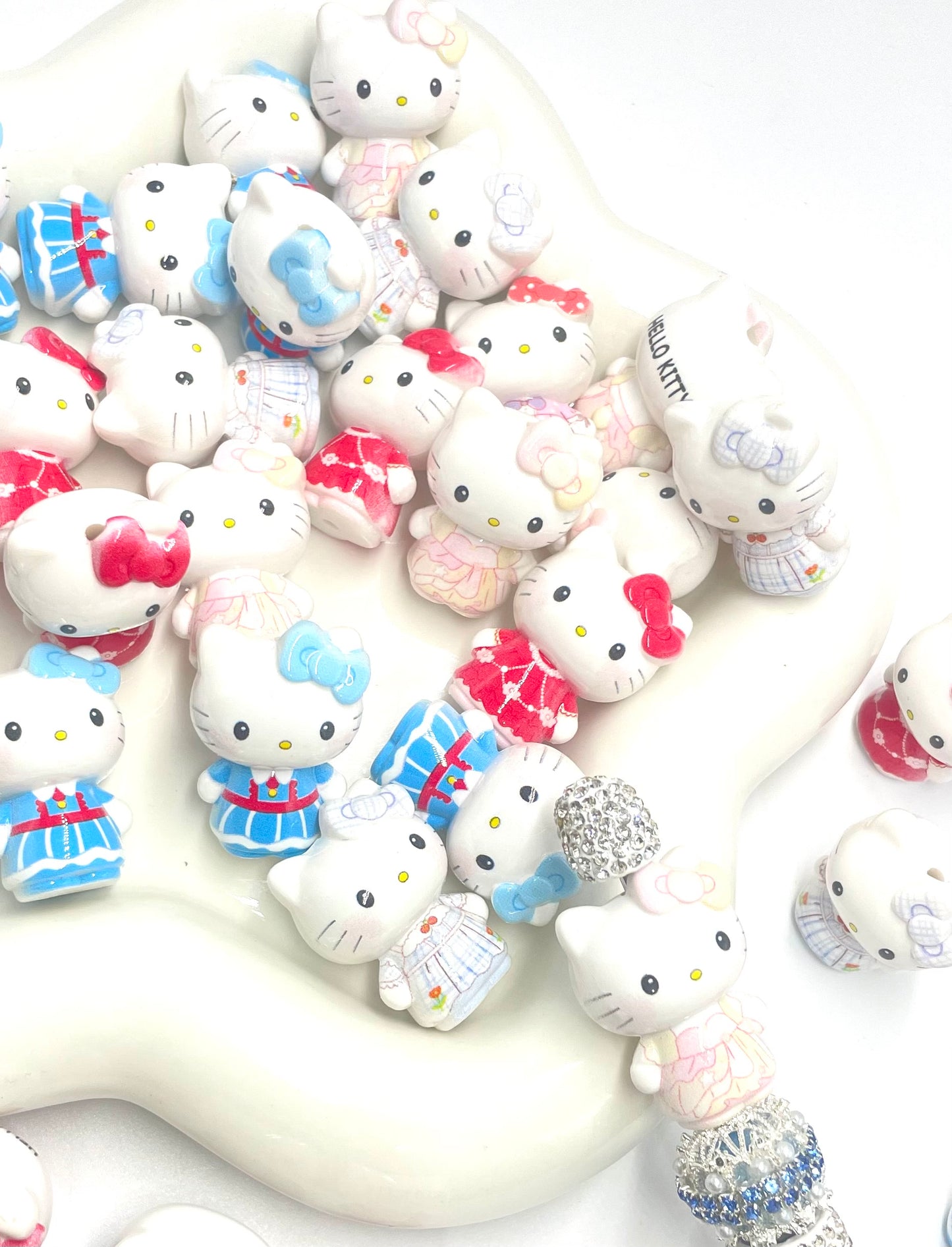 Beaded beadable HK hello kt Acrylic beads Cartoonish cute beaded necklace Anime character beads
