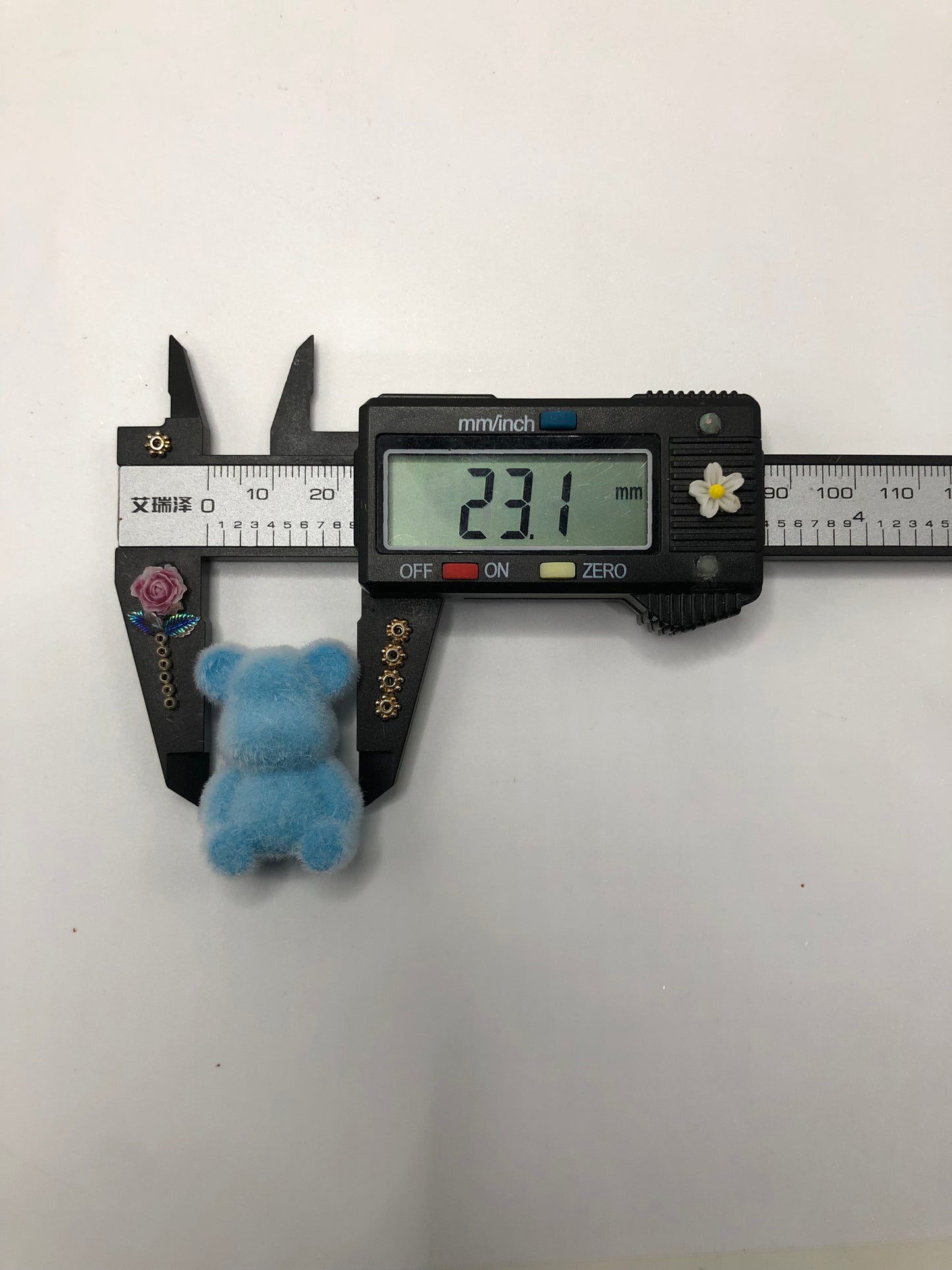 Fuzzy bead Tedd bear White and blue Fluffy bear 23mm