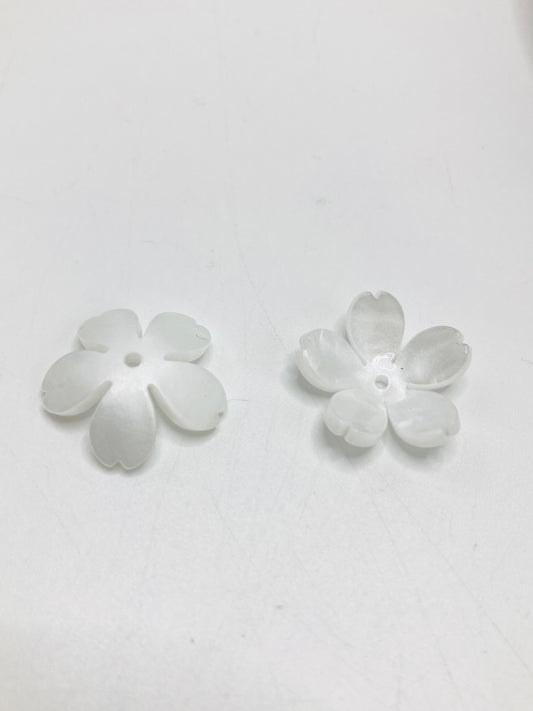 Translucent petal-shaped bead holder White flowers 22mm