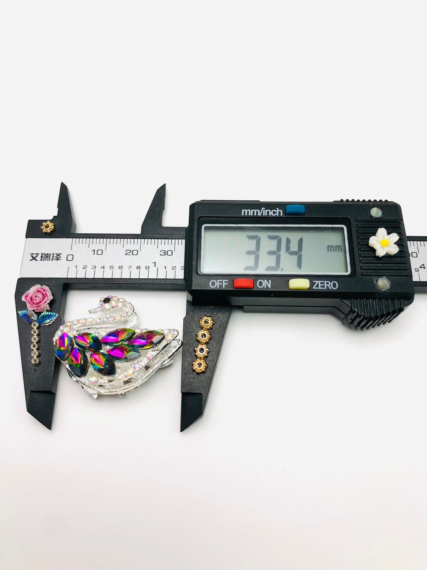 Fancy Metal Swan Swan with gemstone and metal base combination 35mm Random Mix