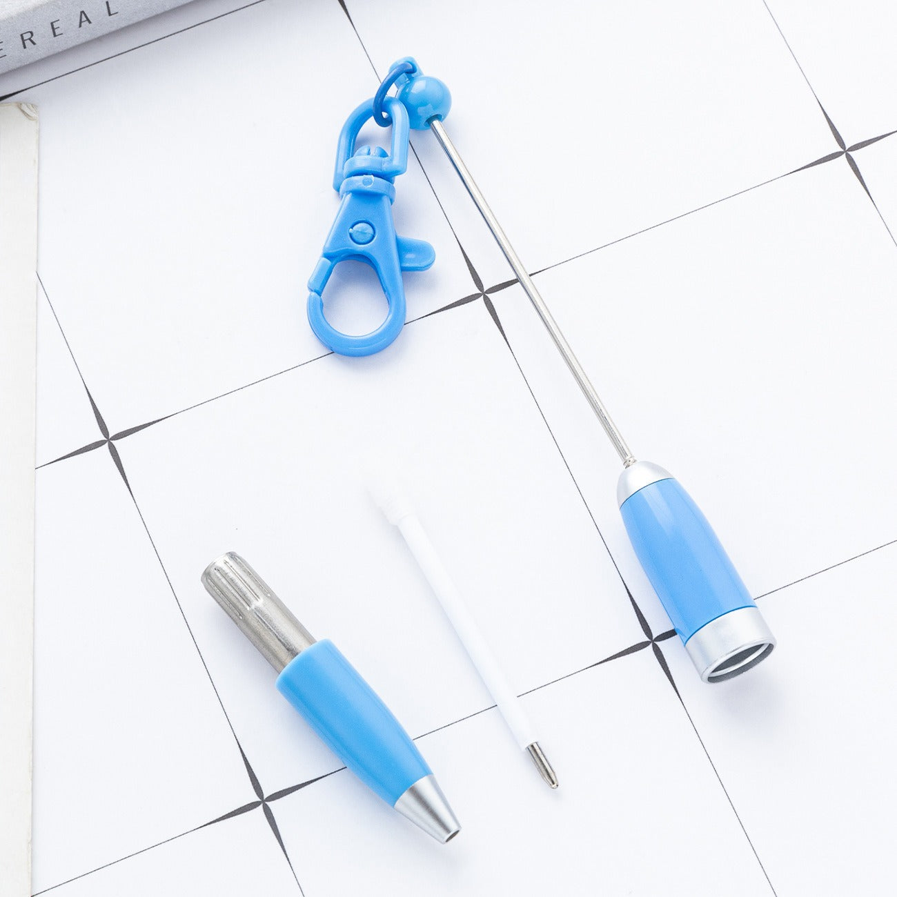 Bullet-shaped bead pen There are hooks for hanging items. Compact Beaded Pen