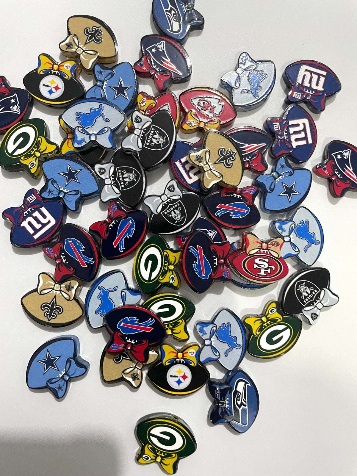 diy beaded beadable crylic  characters focal acrylic focal beads ,figures beads ,variety styles ,sporting beads american football beads（副本）