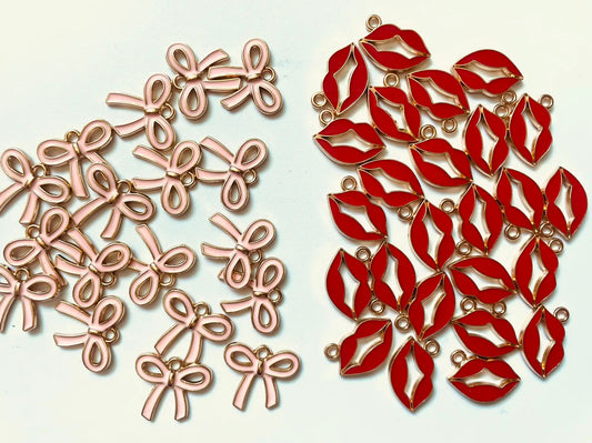Quantity Lip prints Lips Metallic pink bow Metal pendant Random Mix