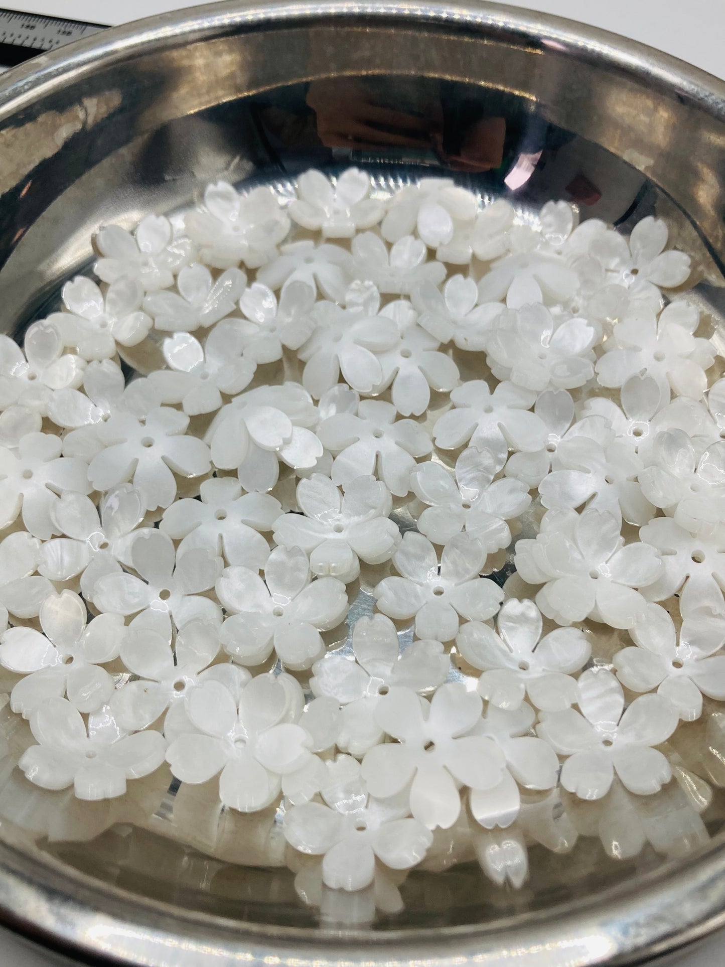 Translucent petal-shaped bead holder White flowers 22mm