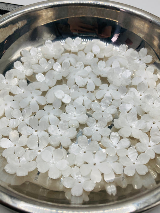 Translucent petal-shaped bead holder White flowers 22mm