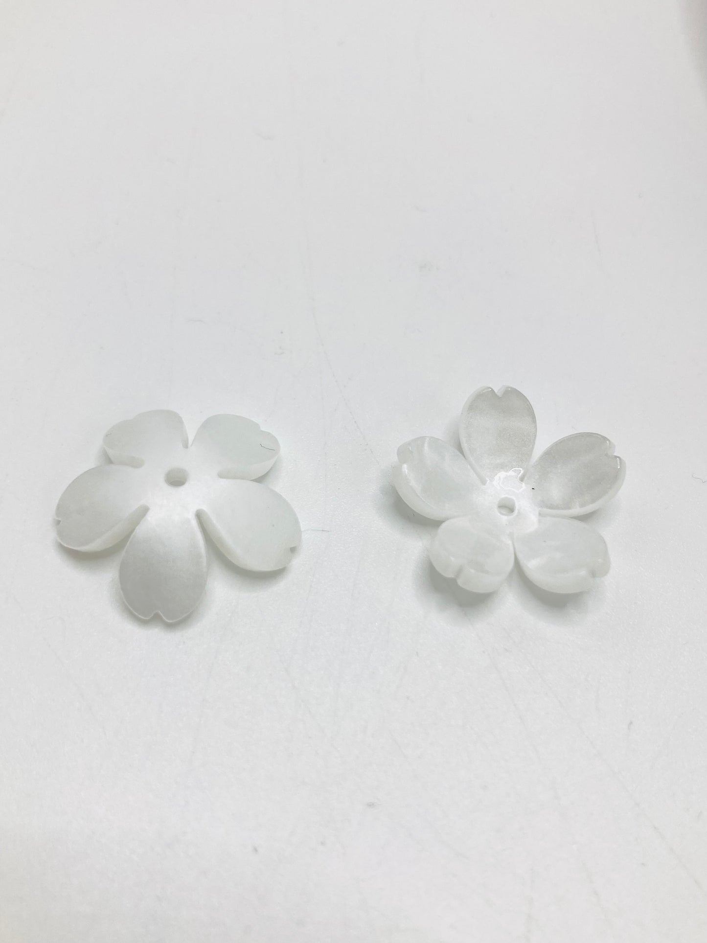 Translucent petal-shaped bead holder White flowers 22mm