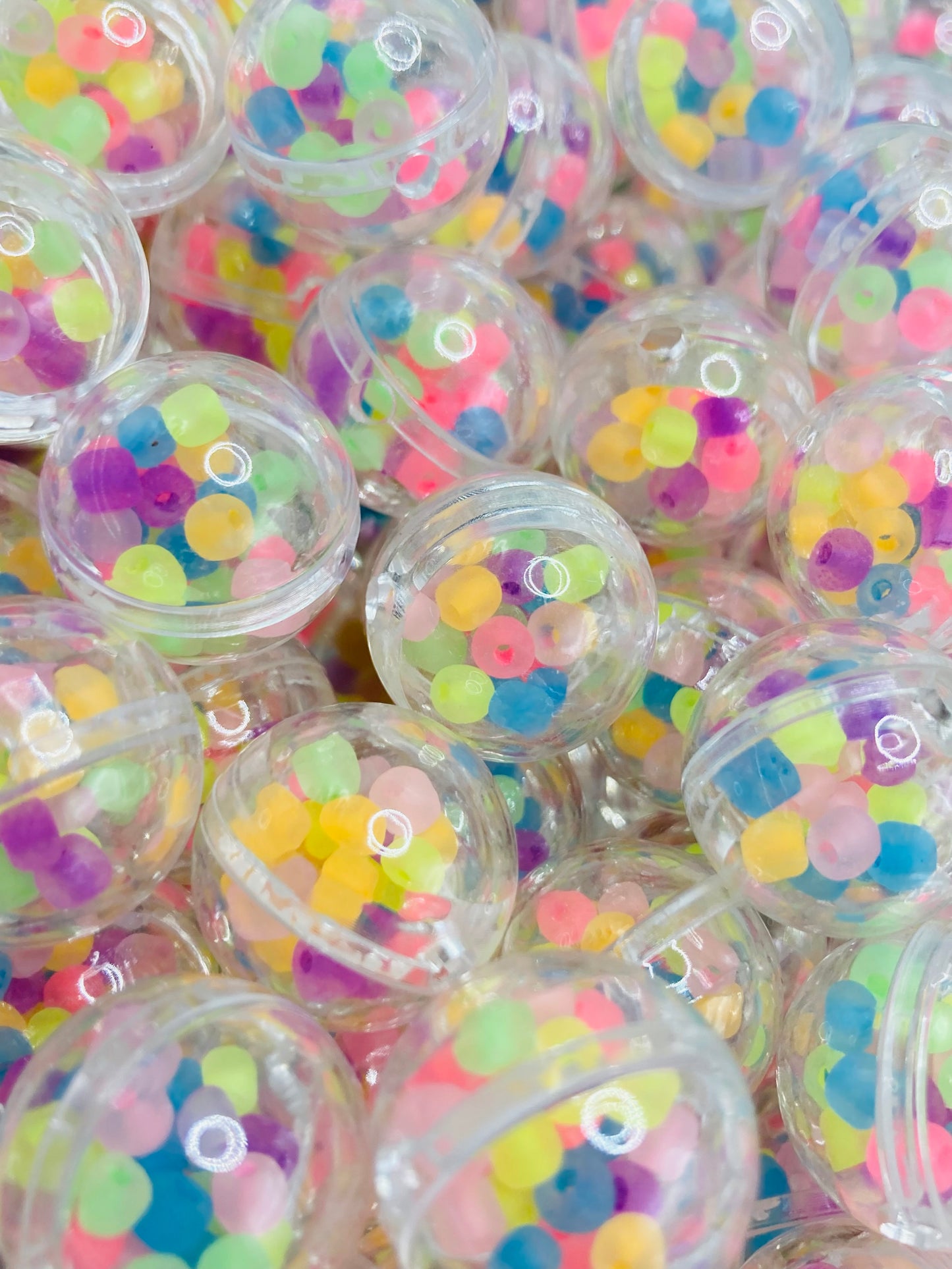 Acrylic beads There are particles inside. Jingling the beads 20mm Random Mix