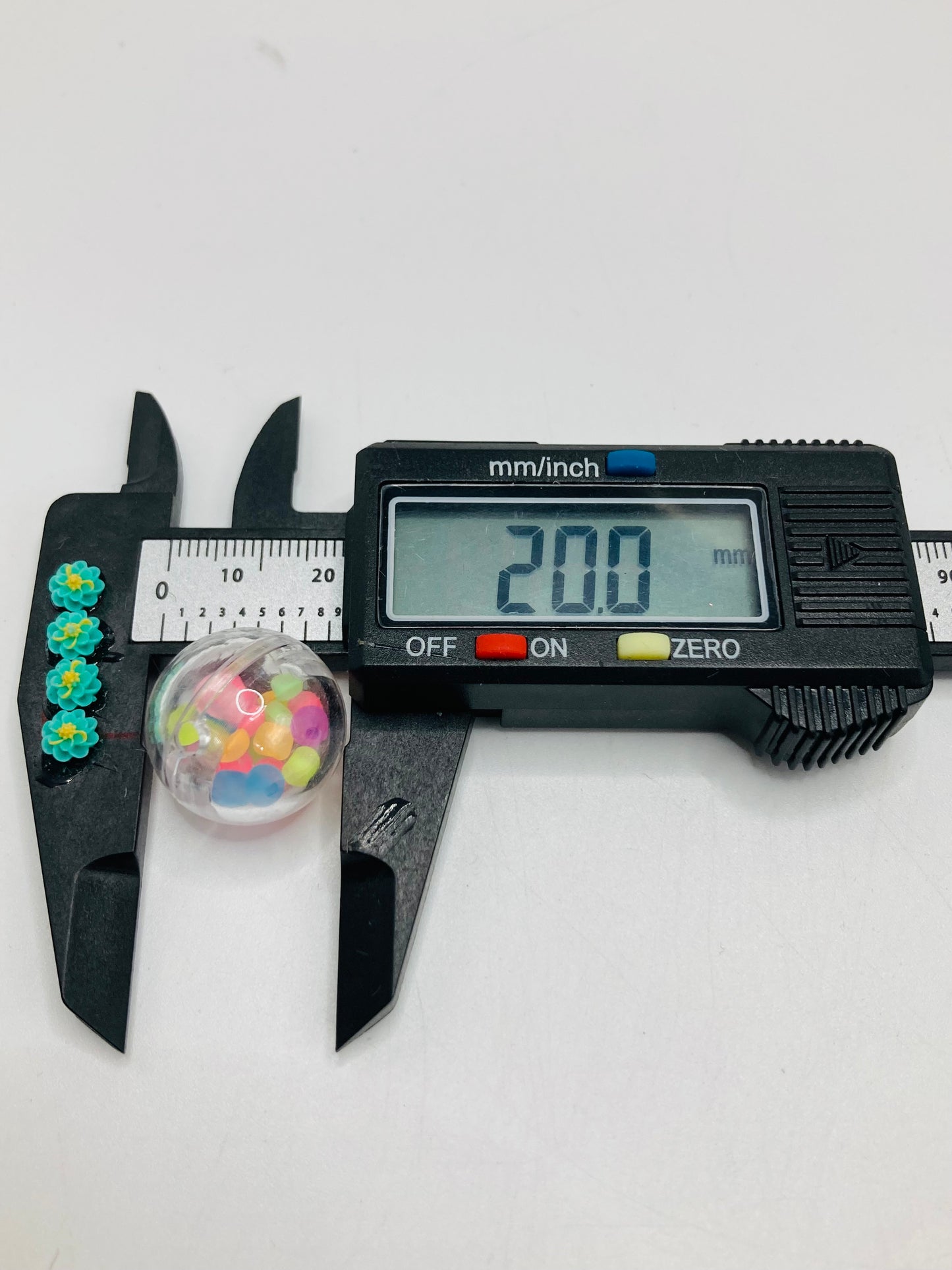 Acrylic beads There are particles inside. Jingling the beads 20mm Random Mix