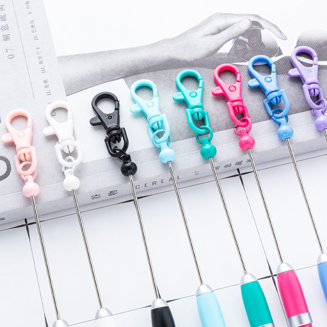Bullet-shaped bead pen There are hooks for hanging items. Compact Beaded Pen