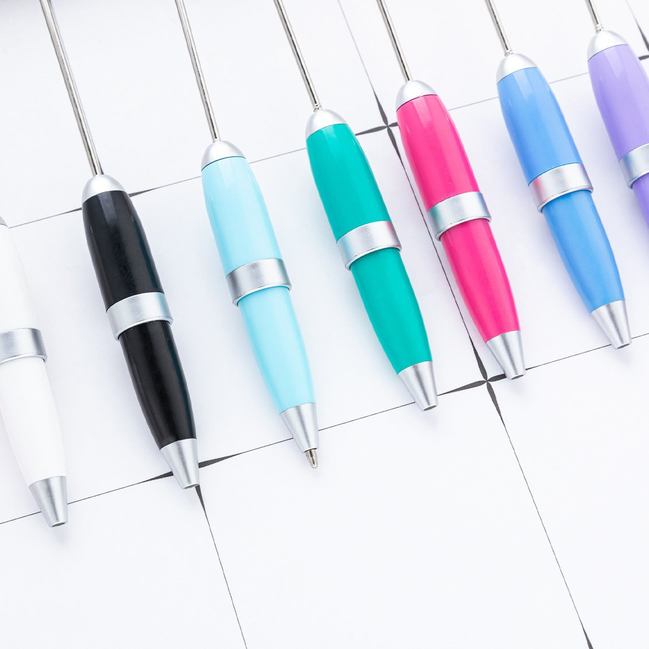 Bullet-shaped bead pen There are hooks for hanging items. Compact Beaded Pen